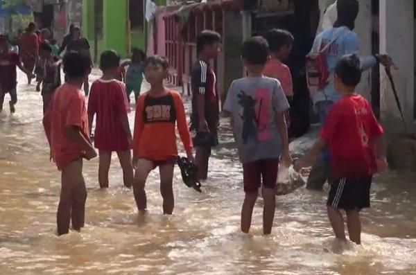 Banjir rendam rumah di Rancaekek Bandung Banjir di Rancaekek Bandung, Minggu (1/3/2020) (Foto: iNews/Mujib Prayitno)