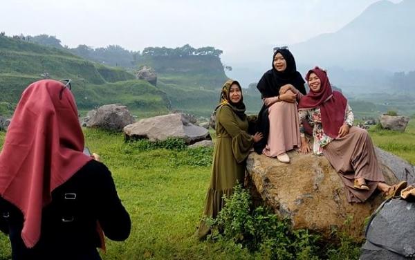 Pengunjung berswafoto di Ranu Manduro Pengunjung berswafoto di Ranu Manduro, Minggu (1/3/2020) (Foto: iNews/Sholahudin)