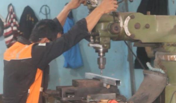 Pekerja di las bubut di Depok Pekerja di las bubut di Depok, Senin (2/3/2020) (Foto: iNews/Iyung Rizky)