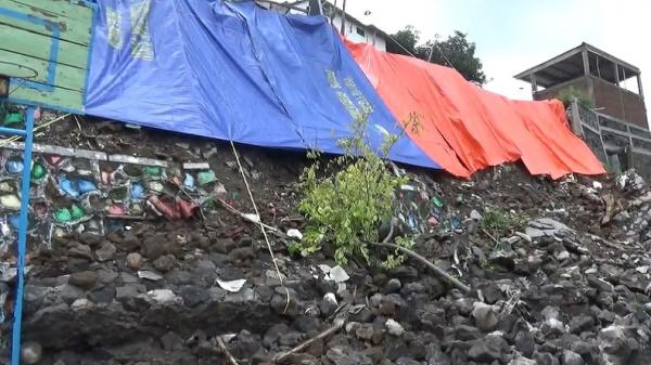 Talud roboh di Semarang 2 Talud atau dinding penahan tanah sepanjang 24 meter dengan tinggi 10 meter roboh menimpa halaman SD Negeri 02 Kalibanteng kidul, Kota Semarang, Jawa Tengah (Jateng) pada Sabtu(28/2/2020) malam. (Foto: iNews/Wisnu Wardhana)