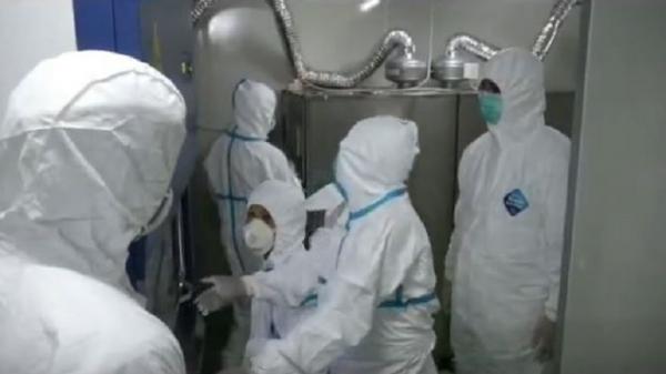 tim peneliti empon-empon Tim peneliti empon-empon untuk menangkal virus korona melakukan penelitian di Laboratorium Professor Nidom Foundation atau PNF yang terletak di Kelurahan Karangketug, Kecamatan Gading Rejo, Kota Pasuruan, Minggu (1/3/2020). (Foto: iNews/Jaka Samudra)