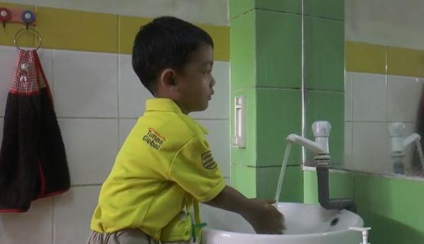 Anak-anak diminta cuci tangan, Selasa (3/3/2020) (Foto: iNews/Iyung Rizky)