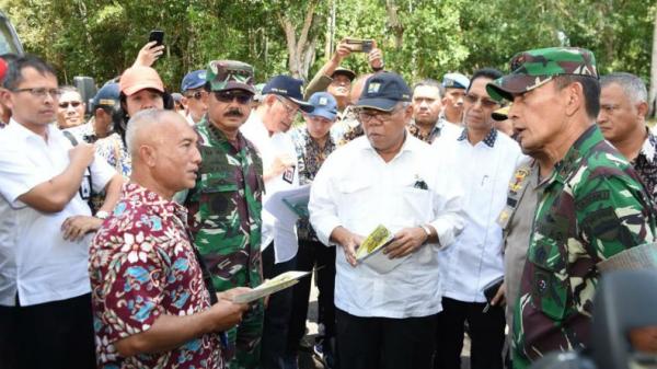 Panglima TNI 2 Ist Panglima TNI Marsekal Hadi Tjahjanto dan rombongan meninjau bekas Kamp Vietnam di Pulau Galang, Kota Batam, Kepulauan Riau Rabu (4/3/2020). (Foto: ist)