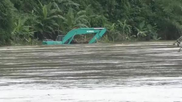 Ekskavator teredam luapan Sungai Serayu, Purbalingga, Jawa Tengah (Jateng). (Foto: iNews/Catur Edi Purwanto)