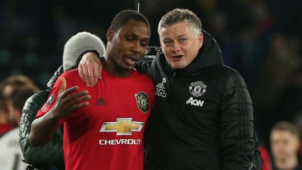 Pelatih Manchester United Ole Gunnar Solskjaer (kanan) merangkul Odion Ighalo usai cetak dua gol ke gawang Derby County, Jumat (6/3/2020) dini hari WIB, (Foto: Independent)