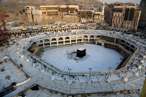 Kabah Tampak area ubin putih yang mengelilingi Ka`bah, di dalam Masjidil Haram di Mekah, kosong dari para jamaah. (FOTO: ABDEL GHANI BASHIR / AFP)