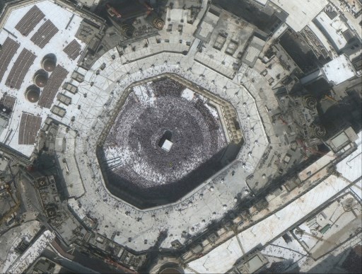 Foto yang dirilis pada 5 Maret 2020 oleh Maxar Technologies menunjukkan Masjidil Haram dan Ka`bah, sebelum adanya wabah virus korona yang memicu penutupan lokasi tersebut. (FOTO: Satellite image &copy;2020 Maxar Technologies / AFP)