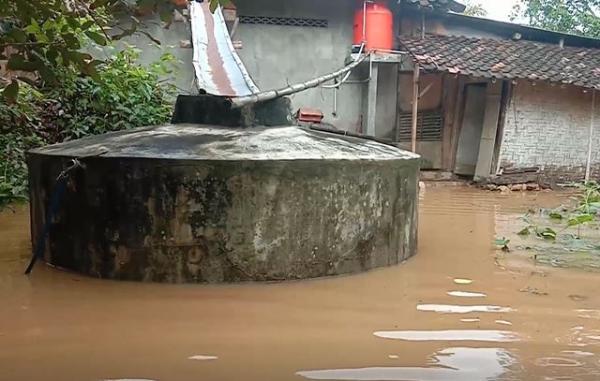 Banjir di Gunungkidul Rendam Puluhan Rumah Banjir di Gunungkidul Rendam Puluhan Rumah, Minggu (8/3/2020) (Foto: iNews/Kismaya Wibowo)