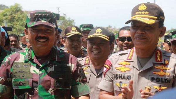 Kapolri Jenderal Pol Idham Azis disaksikan Panglima TNI Marsekal TNI Hadi Tjahjanto (kanan) menyerahkan bantuan kepada warga dalam acara bakti sosial di Pulau Galang, Batam, Kepri, Minggu (8/3/2020). (Foto: Puspen TNI).