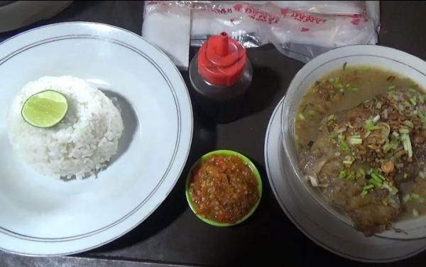 Soto Kikil Jumbo dengan Nasi Soto Kikil Jumbo dengan Nasi disajikan di Jember, Minggu (8/3/2020) (Foto: iNews/Bambang Sugiarto)