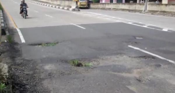 Jalur pantura berlubang Jalur pantura berlubang di Cirebon, Senin (9/2/2020) (Foto: iNews/Toiskandar)