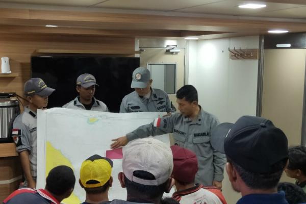 Bakamla saat memberikan pengarahan kepada nelayan di perairan Natuna, Selasa (10/3/2020). (Foto: ist)