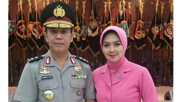 Wakalemdiklat Polri Irjen Pol Boy Rafli Amar dan istrinya, Irawati. (Foto: IG).