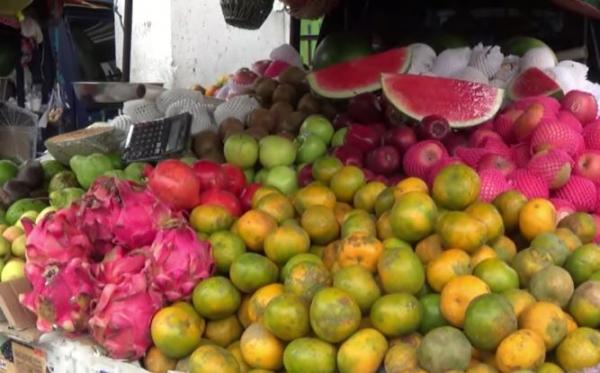 Harga buah di palembang naik akibat virus korona, Selasa (10/3/2020) (Foto: iNews/Erwin Setiawan)