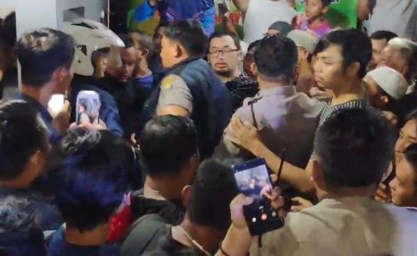 Massa nyaris main hakim sendiri maling di Bekasi Massa nyaris main hakim sendiri maling di Bekasi, Selasa (10/3/2020) (Foto: iNews/Rahmat Hidayat)