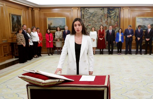 Irene Montero Menteri baru Spanyol untuk kesetaraan, Irene Montero, diambil sumpahnya saat upacara di Istana Zarzuela di Madrid, 13 Januari 2020. (FOTO: Emilio NARANJO / POOL / AFP)