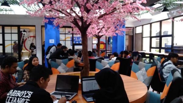 Anak-anak muda Jatim memanfaatkan EJSC yang dibangun Pemprov Jatim, Jumat (13/3/2020). (Foto: iNews.id/Ihya&rsquo; Ulumuddin)