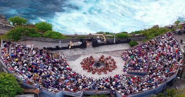 Uluwatu1 Atraksi budaya di Pura Uluwatu, Bali. (Foto: ANTARA)