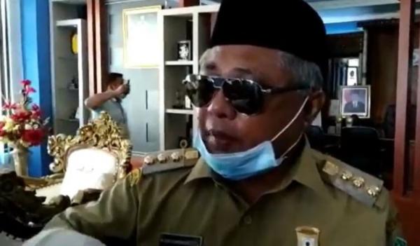 bupati konawe Bupati Konawe Kerry Saiful Konggoasa geram dengan video viral yang menunjukkan puluhan TKA memasuki Bandara Haluoleo, Kota Kendari, Sultra. Para TKA itu diketahui pekerja tambang di Konawe, Senin (16/3/2020). (Foto: iNews/Febriyono Tamenk)