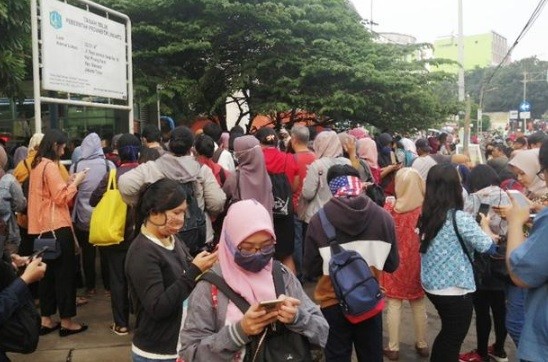 Penumpukan penumpang bus Transjakarta terjadi di Terminal Pinang Ranti. Antrean panjang penumpang mengular sejak Pukul 05.00 WIB, Senin (16/3/2020) pagi. (Foto: Sindo/Andryanto Wisnuwidodo)