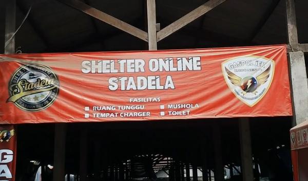 Penutupan shelter ojek di Depok Penutupan shelter ojek di Depok, Senin (16/3/2020) (Foto: iNews/Iyung Rizki)