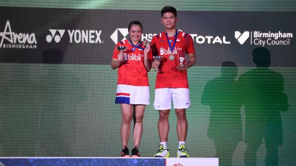 Ganda campuran Praveen Jordan/Melati Daeva Oktavianti juara All England 2020 usai menaklukkan pasangan Thailand Dechapol Puavaranukroh/Sapsiree Taerattanachai pada final di Birmingham Arena, Minggu (15/3/2020) malam WIB. (Foto: AFP)