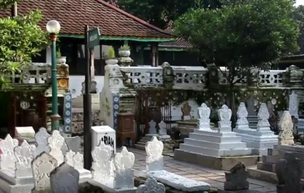 17- makam sunan gunungjati Komplek makam Sunan Gunungjati di Cirebon ditutup sementara dua pekan untuk mencegah penyebaran virus korona. (Foto: iNews/Toiskandar)