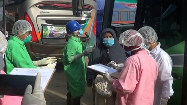 Bus dicegat petugas Petugas Dinas Kesehatan Batang menghentikan rombongan bus wisata dari Bali, Kamis (19/3/2020). (Foto: iNews/Eddie Prayitno)