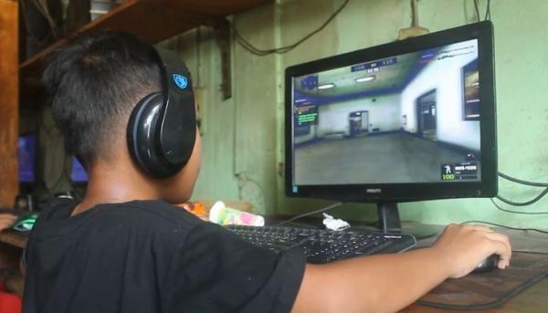 Siswa di Depok bermain Game Siswa di Depok bermain Game, Kamis (19/3/2020) (Foto: iNews/Iyung Rizki)
