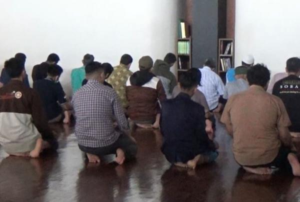 Social Distancing di Masjid Salman ITB Social Distancing di Masjid Salman ITB, Kamis (19/3/2020) (Foto: iNews/Ervan David)