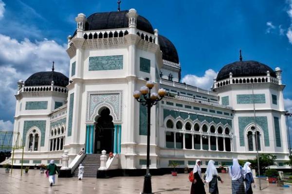 Masjid Raya Medan Masjid Raya Al-Mashun Kota Medan selalu ramai dikunjungi masyarakat berbagai daerah maupun wisatawan mancanegara. (Foto/Dok SINDOnews)