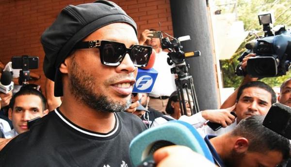 Ronaldinho Ronaldinho sedang menjalani masa hukuman di Paraguay (Foto: Mirror)