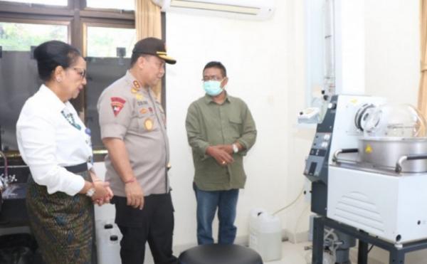 Kapolda Bali Irjen Pol Petrus Golose menggagas pembuatan hand sanitizer dan disinfektan dari arak Bali bersama Universitas Udayana. (Foto: Antara)