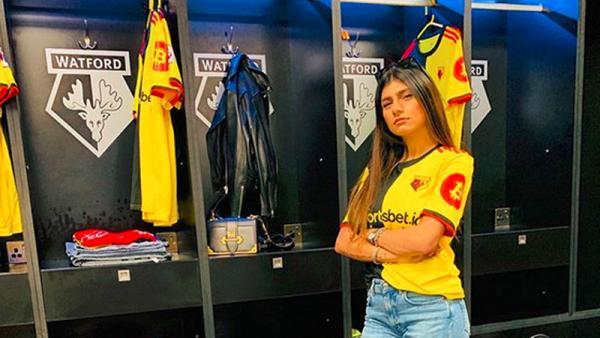 Mia Khalifa sempat mengenakan kostum Watford untuk keperluan pekerjaan. (Foto Instagram @miakhalifa)