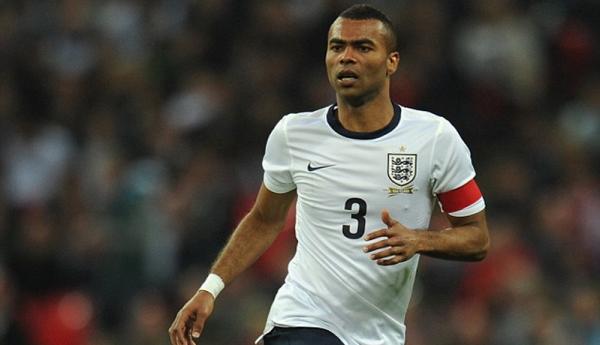 Ashley Cole Ashley Cole saat memperkuat Timnas Inggris (foto: Daily Mail)