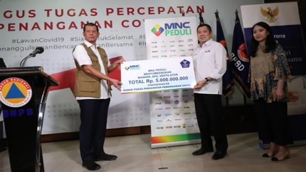 HT MNC Peduli Executive Chairman MNC Group Hary Tanoesoedibjo didampingi Ketua MNC Peduli Jessica Tanoesoedibjo menyerahkan bantuan kepada Ketua Gugus Tugas Percepatan Penanganan Covid-19 Letjen TNI Doni Monardo (kiri), Rabu (1/4/2020). (Foto: MNC Media/Aziz Indra