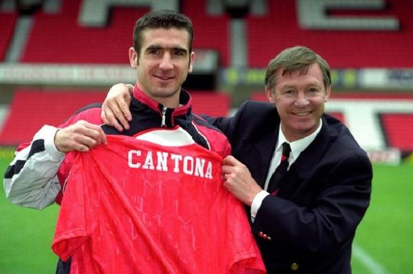 Eric Cantona Eric Cantona Saat Diperkenalkan Sebagai Pemain Baru Manchester United (foto: dailymirror)