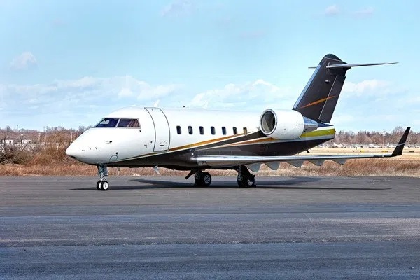 Pesawat Pribadi Lionel Messi Pesawat Pribadi Lionel Messi Berjenis Embraer Legacy 650 (foto: Northeastern Aviation)