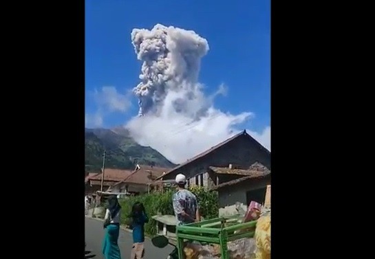 10 Merapi Warga menyaksikan detik-detik erupsi Gunung Merapi di Kecamatan Selo, Boyolali. (Foto: iNews/Tata Rahmanta)