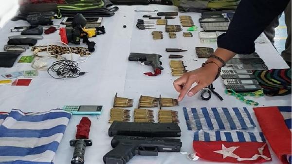 Barang bukti bendera bintang kejora dan senjata tajam. (Foto: Polda Papua).