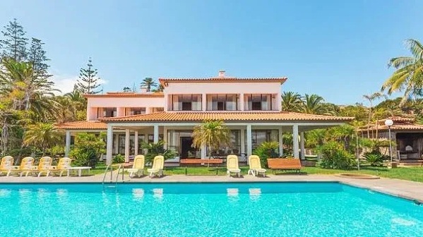Villa Sewaan Ronaldo 1 Villa Sewaan Ronaldo di Portugal (foto: AirBnB)