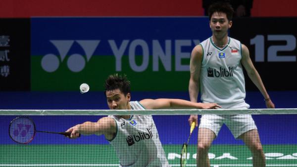 Kevin/Marcus Pasangan ganda putra Indonesia Kevin Sanjaya Sukamuljo (kanan) dan Marcus Fernaldi Gideon beraksi pada salah satu laga All England 2020. (Foto: AFP)
