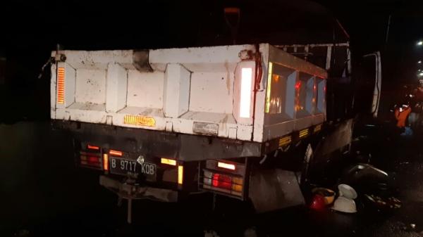 Truk yang terlibat kecelakaan di jalan Tol Jorr. (Foto: Twitter/TMCPoldaMetro).