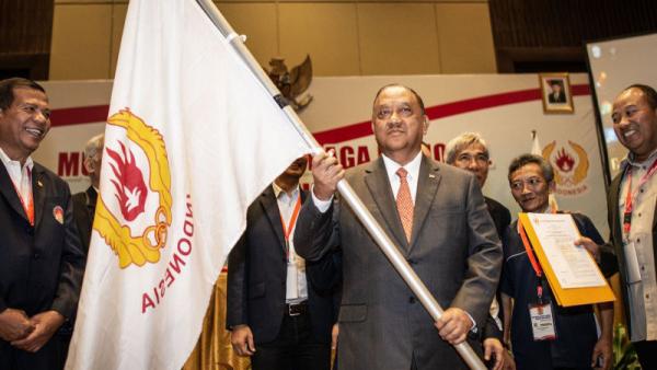 Marciano Norman Ketua Umum KONI Pusat Marciano Norman (tengah) membawa bendera KONI dalam Musyawarah Olahraga Nasional (Musornas) KONI XIII tahun 2019 di Jakarta, Selasa (2/7/2019). (Foto: ANTARA/Aprillio Akbar)