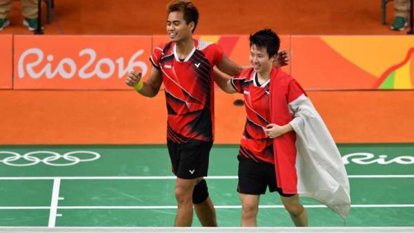 Tontowi/Liliyana Tontowi Ahmad (kiri) dan Liliyana Natsir saat menjuarai ganda campuran Olimpiade 2016 di Rio de Janeiro, Brasil. (Foto: coconuts.co)