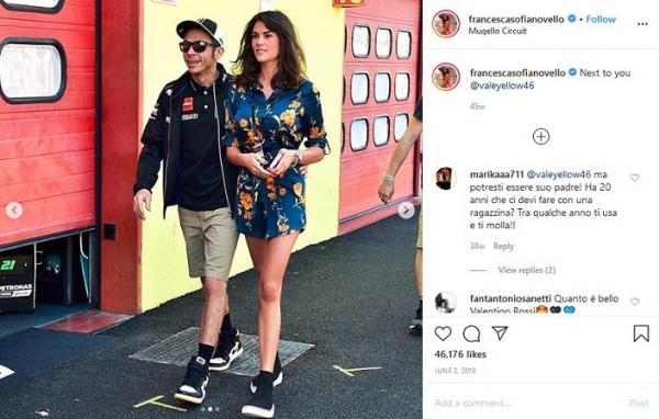 Valentino Rossi bersama pacarnya 2 Valentino Rossi bersama pacarnya, Francesca Sofia Novello. (Foto: Instagram @francescasofianovello)