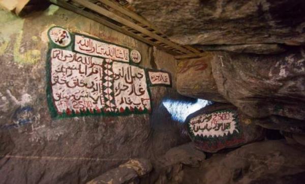 20- Goa tsur Goa Tsur di Makkah, Arab Saudi menjadi saksi bisu saat Nabi Muhammad SAW dan sahabat Abu bakar Ash Shiddiq bersembunyi dari kejaran kaum kafir Quraisy. (Foto: Okezone)