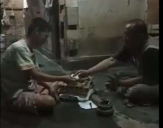 21 Video Viral Anggota Polsek Medan Baru, Kota Medan memberikan bantuan kepada Atek yang sebelumnya mencuri beras karena kelaparan. (Foto: iNews/Adi Palapa Harahap)