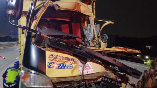 Kecelakaan truk Kecelakaan terjadi di Tol Ancol, Jakarta Utara melibatkan dua truk, Selasa (21/4/2020) pagi. (Foto: TMC Polda Metro).
