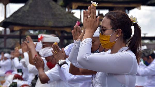 22 Hindu Bali 1 Umat Hindu melakukan sembahyang di Pura. (Foto: Antara)